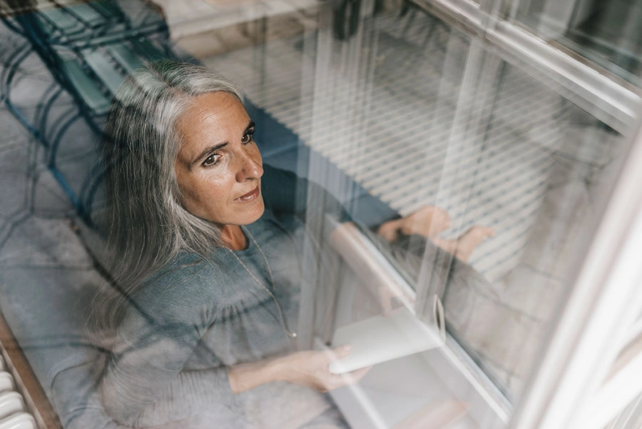 Mujer a través de cristal reflejada