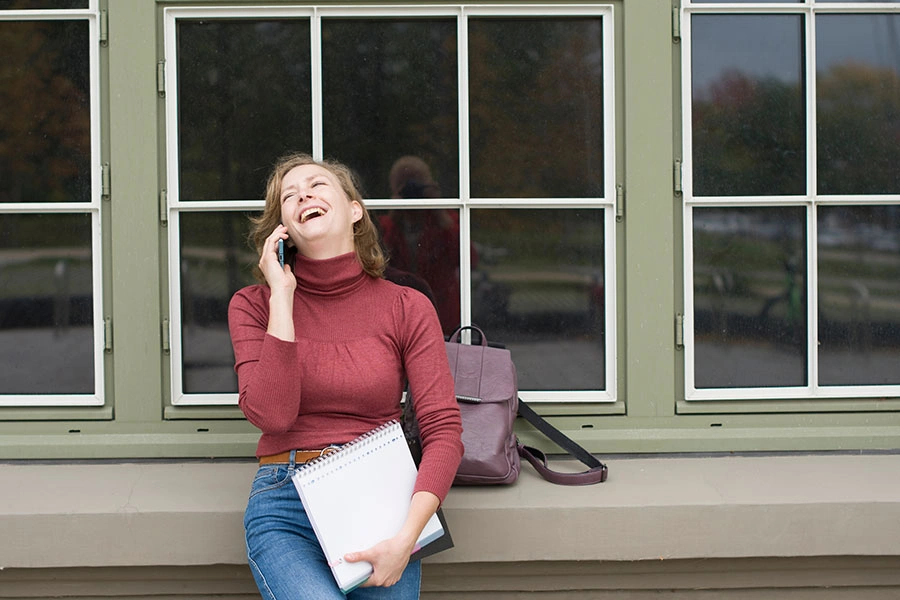 Mujer en ventana hablado teléfono