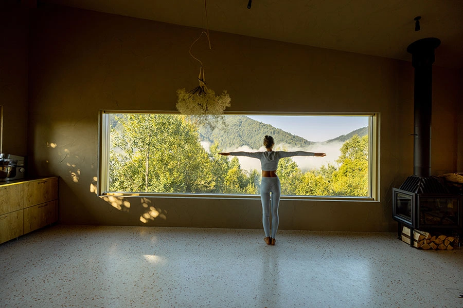 Mujer delante de un gran ventanal